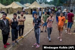 Lituania: imigranți ilegali, veniți prin Belarus, într-un lagăr de refugiați la sud de Vilnius, 4 august 2021.