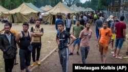 Migránsok a Vilniustól mintegy negyven kilométerre létesített menekülttáborban 2021. augusztus 4-én