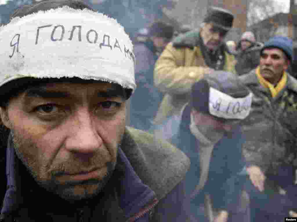 Cleanup workers and members of the emergency services who fought the blaze at the Chornobyl nuclear reactor after the April 1986 disaster there take part in a hunger strike in Donetsk on November 28. (REUTERS/Valeriy Bilokryl)