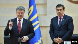 Президент України Петро Порошенко представляє Міхаїла Саакашвілі на посаді голови Одеської облдержадміністрації, 30 травня 2015 року
