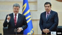 Президент України Петро Порошенко (ліворуч) та Міхеїл Саакашвілі. Архівне фото