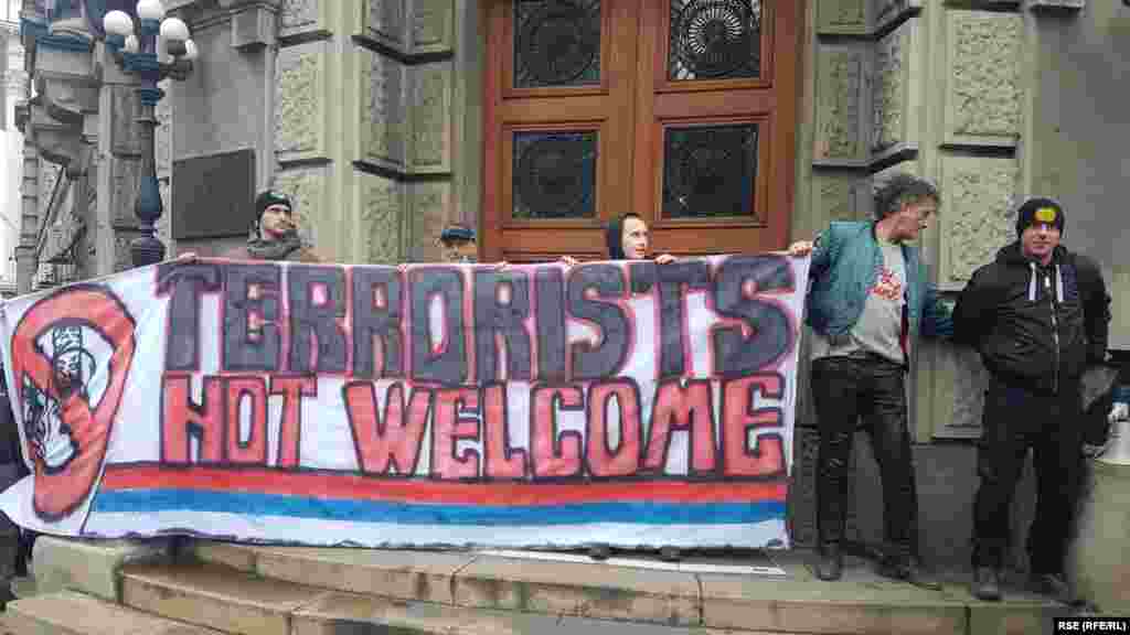 Ispred Vlade Srbije okupljeni su razvili transparent sa porukom &quot;Terrorists not welcome&quot; (Teroristi nisu dobrodošli)