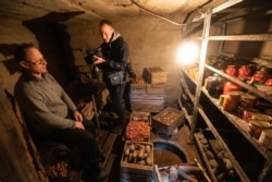 Олександр у підвалі-бомбосховищі в прифронтовому селищі Золоте-4