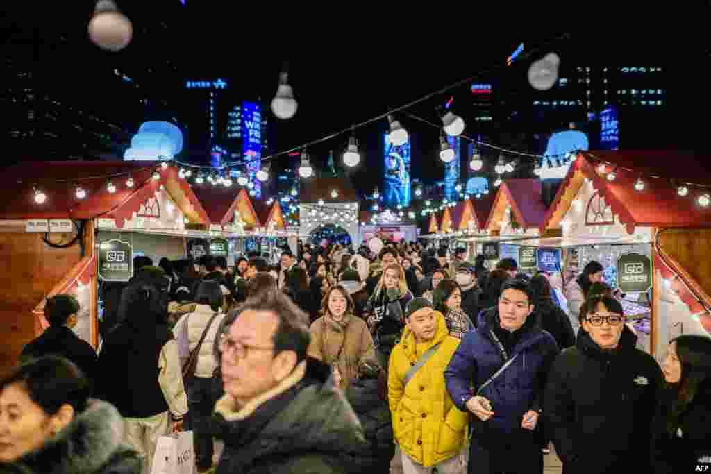 Oameni vizitează târgul de Crăciun în seara de deschidere a Winter Festa, Seul, Coreea de Sud, pe 12 decembrie 2025.