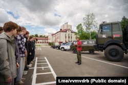 Вучэбна-палявыя зборы выпускнікоў 10 клясаў на базе вайсковай часткі ўнутраных войскаў 3214 у Лагойску. Лета 2026