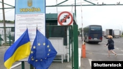 Флаги Украины и ЕС на границе Украины и Польши. 