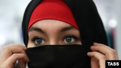 Покупательница выбирает хиджаб в магазине мусульманской одежды «Ирада» в торговом центре «Наутилус». 