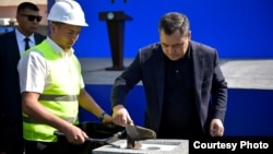 Президент Садыр Жапаров Ошто мектептин курулушун баштоо иш-чарасында. 2026-жылдын 10-апрели.