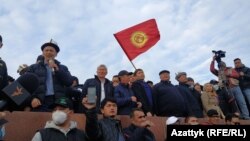 Омурбек Бабанов с Алмазбеком Атамбаевым во время митинга на площади "Ала-Тоо". 9 октября 2020 года.