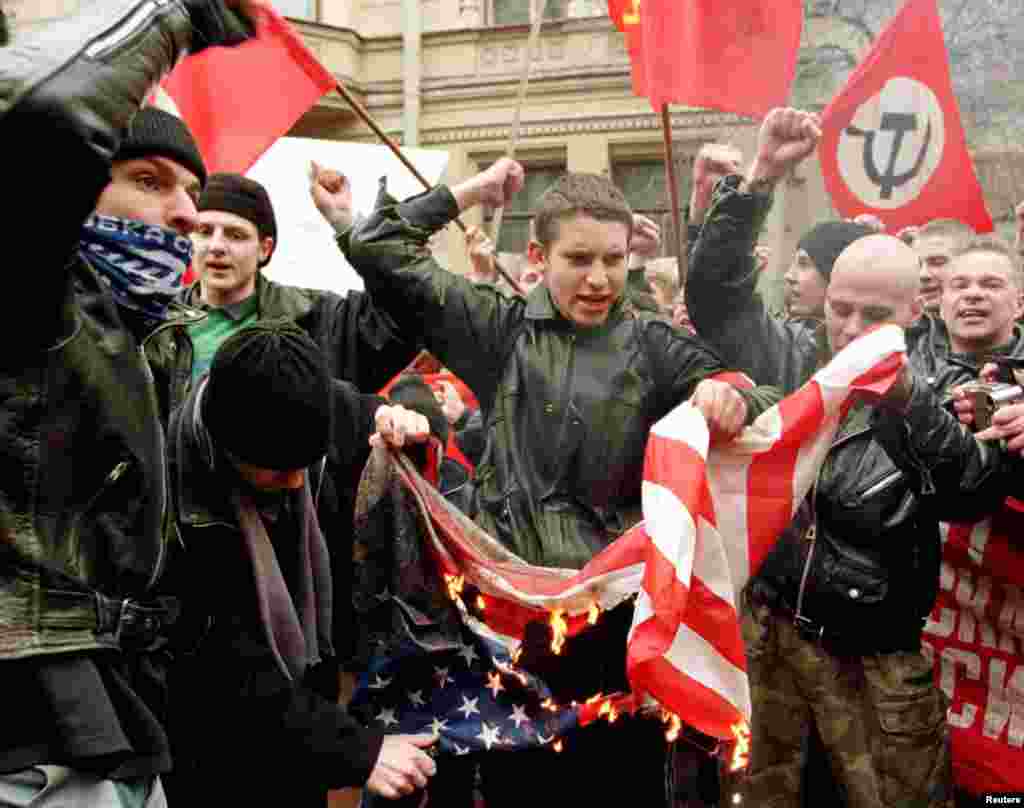 Nacionalistë rusë djegin flamurin amerikan jashtë konsullatës amerikane në Shën Petersburg në Rusi, 26 mars 1999. Alexander Demianchuk/Reuters.&nbsp; 
