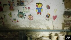 Дитячі малюнки на стіні у Ягідному, в якому російські війська утримували місцевих жителів, Україна, 7 вересня 2023 року