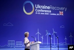 Ursula von der Leyen, președinta Comisiei Europene, vorbind la conferința pentru reconstrucția Ucrainei, Londra, 21 iunie 2023.