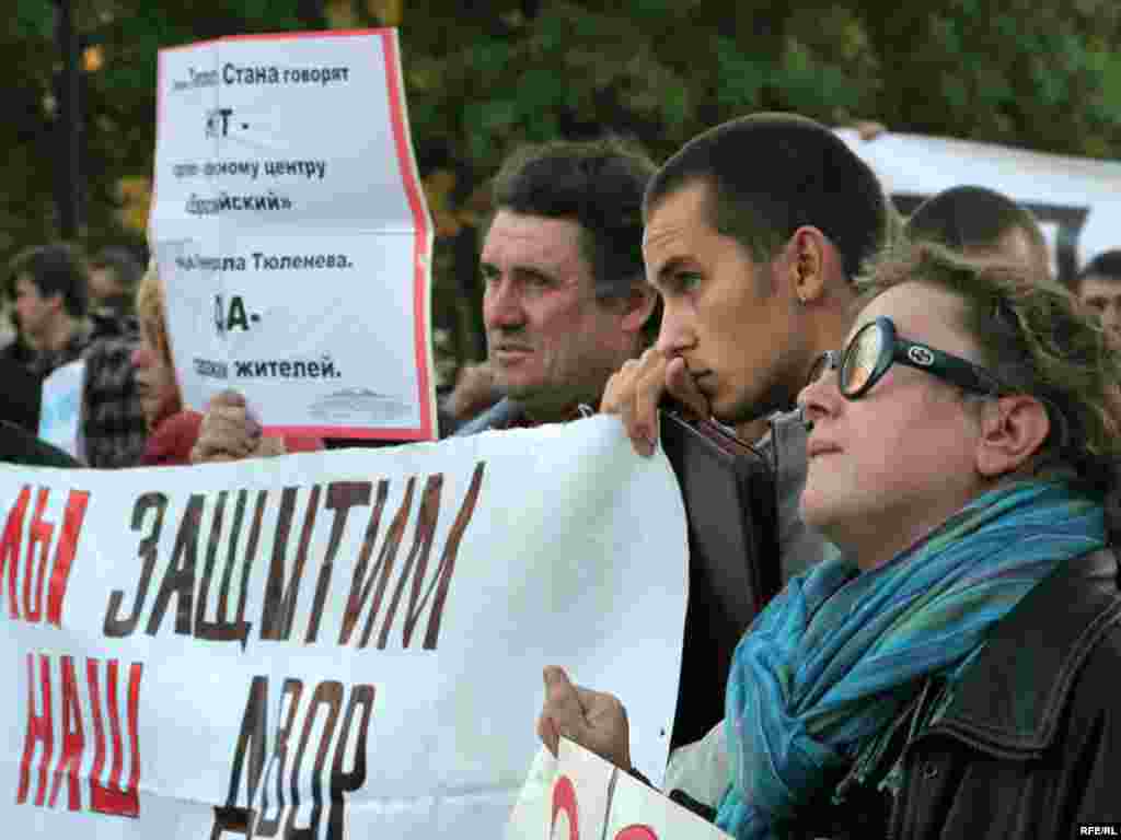 Russia -- Meeting of muscovites against sealing building city areas. Moscow, Novopushkinsky square - 21sep2007