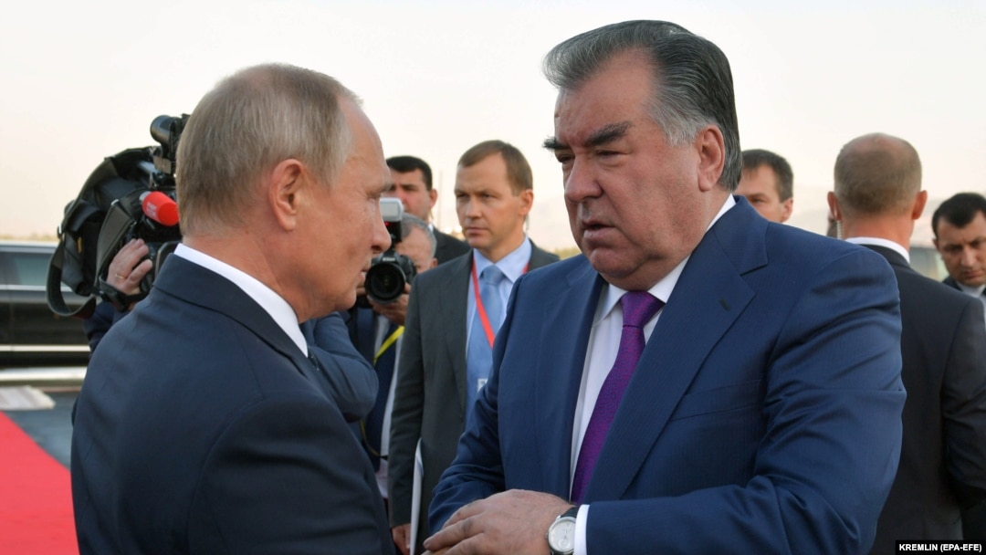 Vladimir Putin (solda) və Emomali Rahmon (sağda), arxiv fotosu