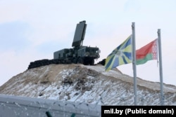 Радіолокаційна станція – всевисотний виявлювач 96Л6 на земляному насипі, побудованому після початку війни в Україні на території старого аеродрому в Лунинці. Фото 2025 року