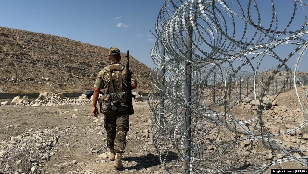 یک سرباز قرقیز در کنار حصارکشیهای تازه نصبشده در مرز کشورش با تاجیکستان، در ۱۴ اکتبر دیده میشود. پس از دههها اختلاف میان دو کشور آسیای مرکزی بر سر خطوط دقیق مرزهای ملی، دوشنبه و بیشکک در سال ۲۰۲۵ بر سر خطوط تحدید مرز به توافق رسیدند.عکس: جِنیش آیداروف / بخش قرقیزی رادیو اروپای آزاد/رادیو آزادی