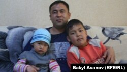 2010-жылдын 7-апрелинде гранатанын сыныгы тийип, эки бутунан ажыраган милиция кызматкери Алмаз Акчекеев. 