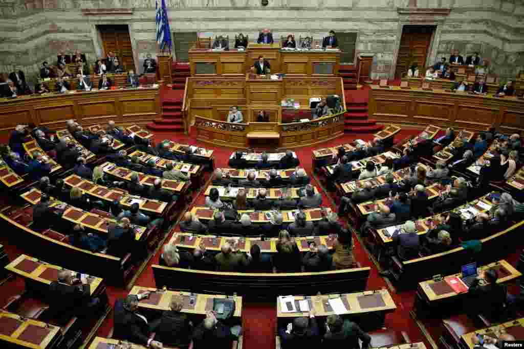 ГРЦИЈА - Грчките власти го ослободија од притвор пратеникот на екстремно десничарската партија Златна зора, Константинос Барбарусис на кој ќе му се суди за повикување на државен удар во земјата. Тој беше уапсен откако во парламентот, за време на дебатата за грчко-македонскиот договор за името, повика војската да го уапси грчкото раководство.