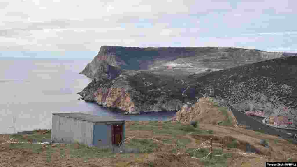З будмайданчика відкривається вигляд на море, фортецю Чембало, вхід у Балаклавську бухту і висоти Кая-Баш​