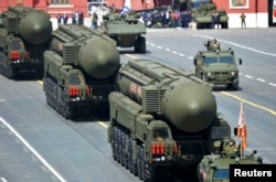 Российские межконтинентальные баллистические ракеты "Ярс" на Красной площади