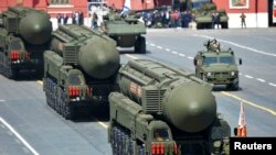 Російські міжконтинентальні балістичні ракети RS-24 Yars / SS-27 Mod 2 рухаються Червоною площею у Москві під час параду до Дня перемоги СРСР у Другій світовій війні. Росія, 9 травня 2015 року