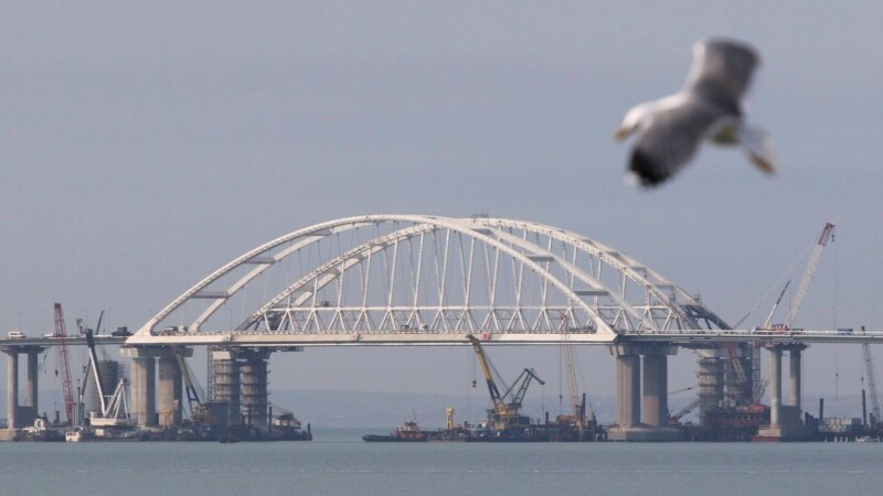 Большой российский десантный корабль прошел под аркой Керченского моста