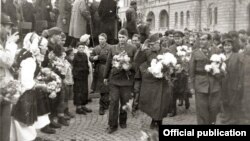 Ослободување на Скопје на 13 ноември 1944 година. Партизаните на чело со Методија Андонов Ченто, Димитар Влахов и Михајло Апостолски пречекани од народот во ослободено Скопје.