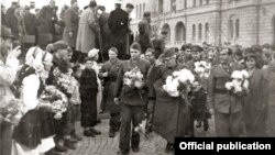 Ослободување на Скопје на 13 ноември 1944 година. Партизаните на чело со Методија Андонов Ченто, Димитар Влахов и Михајло Апостолски пречекани од народот во ослободено Скопје.