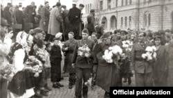 Ослободување на Скопје на 13 ноември 1944 година. Партизаните на чело со Методија Андонов Ченто, Димитар Влахов и Михајло Апостолски пречекани од народот во ослободено Скопје.