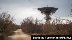 Єдиний уцілілий радіотелескоп ТНА-400. Крим, Сімферопольський район, селище Шкільне. Архівне фото