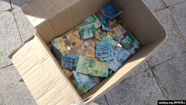 Коробка, в которую посетители мечети жертвовали деньги для погашения иска членов партии «Нур Отан». Нур-Султан, 22 ноября 2019 года.
