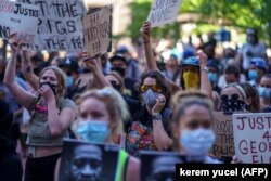 Protestatari din Minneapolis cerând dreptate în cazuil George Floyd