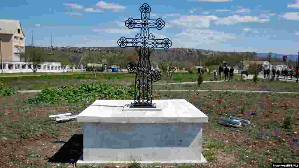 Стилизованный православный крест около аллей парка