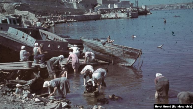 Местные женщины стирают в Севастопольской бухте, июль 1942 года