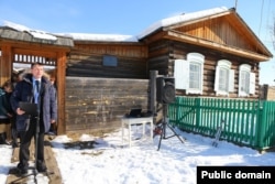 Мэр Усть-Удинского района Сергей Чемезов на открытии мемориальной доски на доме писателя Валентина Распутина в селе Аталанка