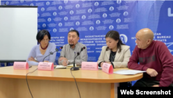 Адвокаты Галым Нурпеисов и Айнара Айдарханова на пресс-конференции в Бюро по правам человека в Алматы. 23 октября 2025 года