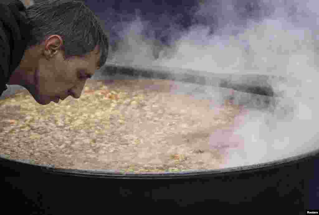 A Ukrainian pro-European integration protester cooks free meals for fellow demonstrators during a rally on Independence Square in Kyiv. (Reuters/Konstantin Grishin)