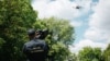 Un polițist de frontieră la un curs de instruire privind utilizarea sistemelor de bruiere a undelor și a dronelor, 14 mai 2024