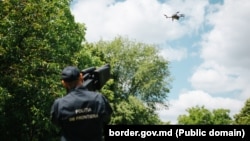 Un polițist de frontieră, la un curs de instruire privind utilizarea sistemelor de bruiere a undelor și a dronelor, 14 mai 2024.