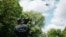 Un polițist de frontieră la un curs de instruire privind utilizarea sistemelor de bruiere a undelor și a dronelor, 14 mai 2024