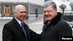 Președintele ucrainean Petro Poroșenko întîmpinîndu-l pr premierul Pavel Filip la Kiev