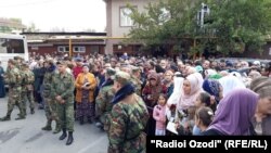 Duşenbedäki türmäniň öňünde tussaglaryň boşadylmagyna garaşyp duran adamlar. 28-nji oktýabr, 2019 ý.