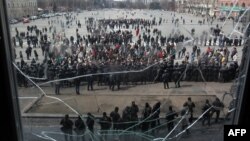 Пророссийские активисты стоят напротив сотрудников милиции, оцепивших Харьковскую областную администрацию. 8 апреля 2014 года.