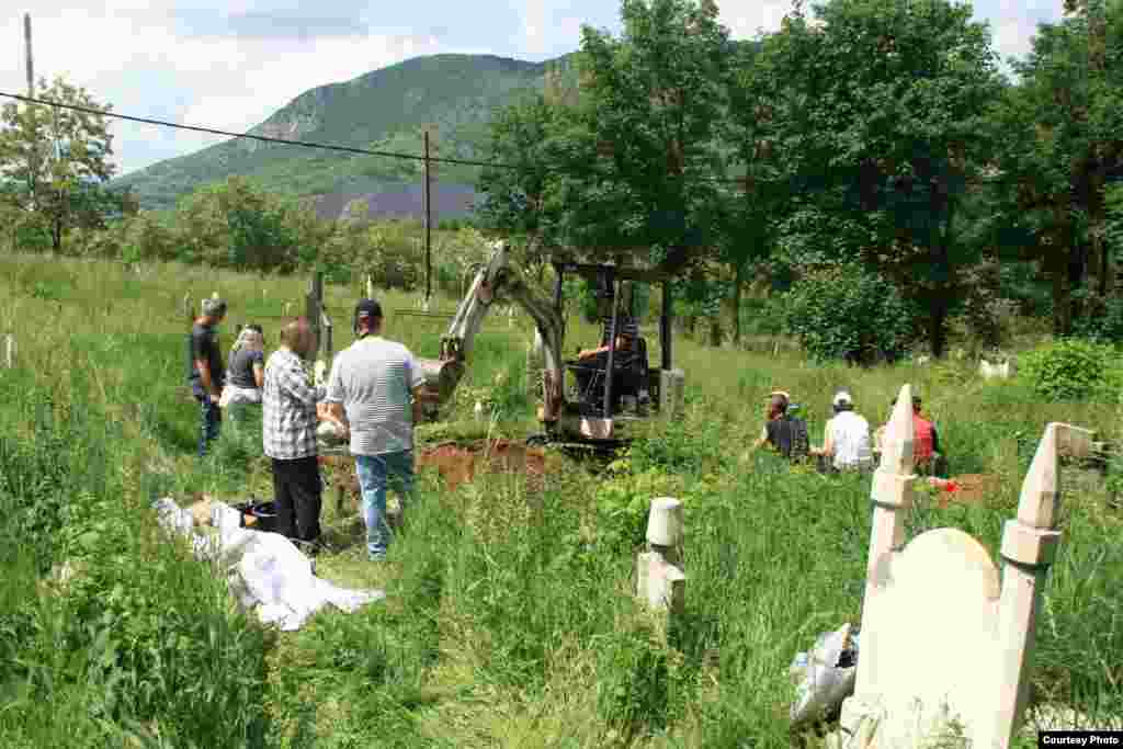 Kosovo - EULEX-ovi forenzičari rade na ekshumaciji žrtava konflikta na Kosovu, 06.06.2011. Foto: EULEX