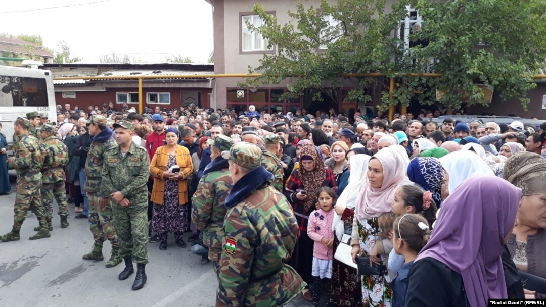 People waiting for the release of prisoners outside a prison in Dushanbe on October 28.
