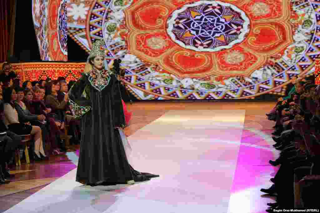 Показ турецкой одежды на сцене фестиваля моды в Астане.