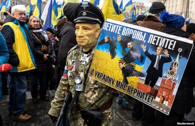 Під час мітингу «Червоні лінії для Зе» з вимогою не йти на поступки Росії. Київ, 8 грудня 2019 року