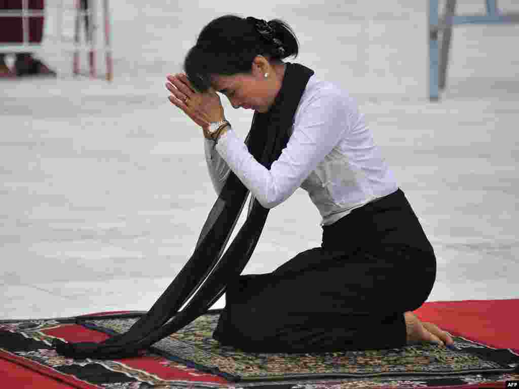 Suu Kyi pays respects to her father, the late General Aung San, and eight other leaders during an official ceremony marking the 64th anniversary of Martyrs Day on July 19, 2011.