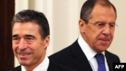 НАТО Бош котиби А.Расмуссен (ч) ва Россия ТИ вазири С.Лавров.
