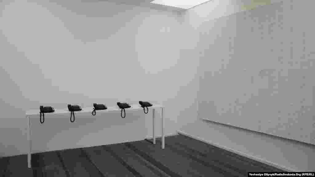 Дар&rsquo;я Кольцова, &laquo;Архів випадково слухача&raquo;. &laquo;Зараз ваш голос лунає з телефону, який знаходиться у маленькій білій кімнаті, у яку час від часу заходять люди, щоб вас почути. Ніхто не зможе засудити те, що ви скажете. Я прошу вас починати говорити&raquo;, &ndash; йдеться у підписі до інсталяції.